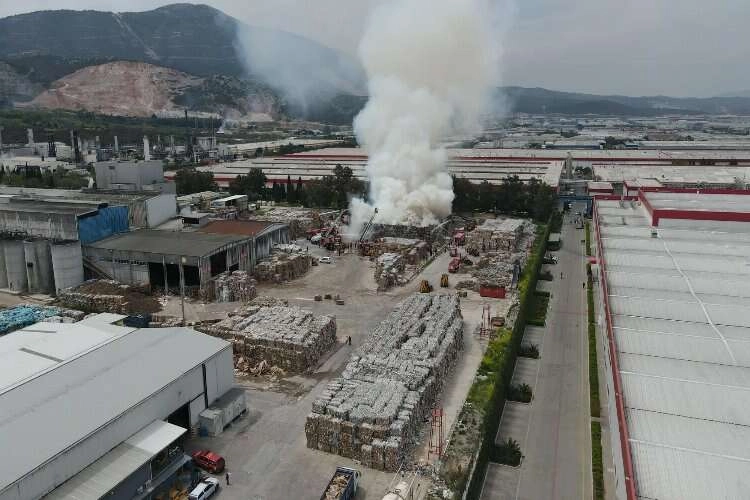 Kağıt fabrikasında alevler yükseldi haberinin görseli
