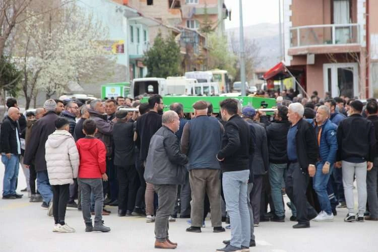 Kazada hayatını kaybeden 2 genç kız toprağa verildi haberinin görseli