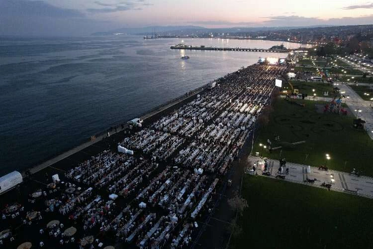 Tekirdağ'da 10 bin kişilik iftar sofrası kuruldu haberinin görseli