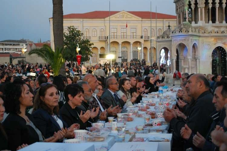Millet İttifakı İzmir'de iftar yemeğinde vatandaşlarla buluştu haberinin görseli