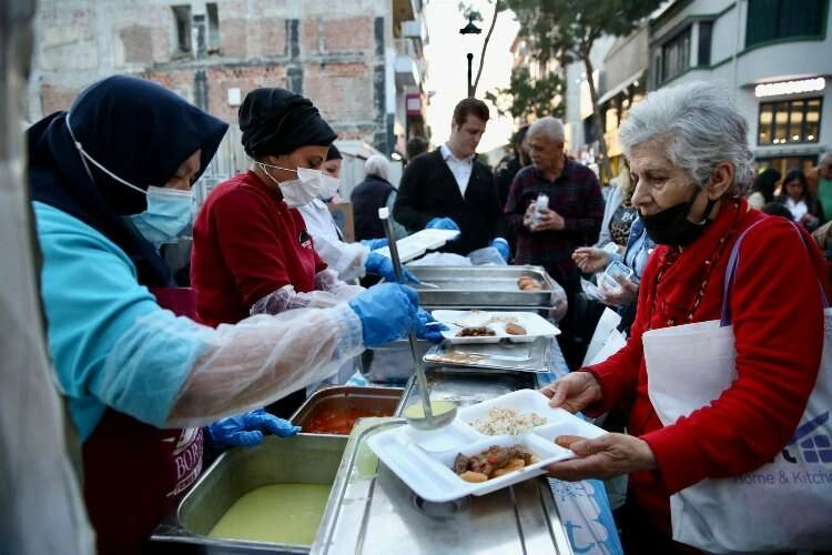 Yenilenen çarşıda gönüller iftarda buluştu haberinin görseli