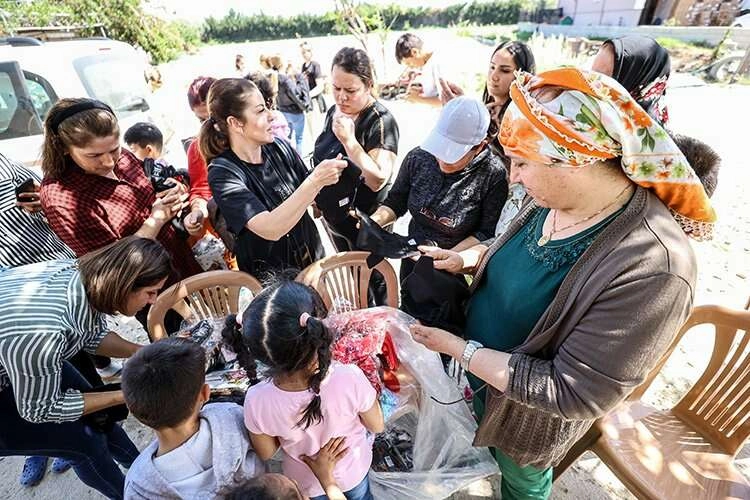 Gönüllü kadınlardan afetzedelere bayramlık hediyeler haberinin görseli