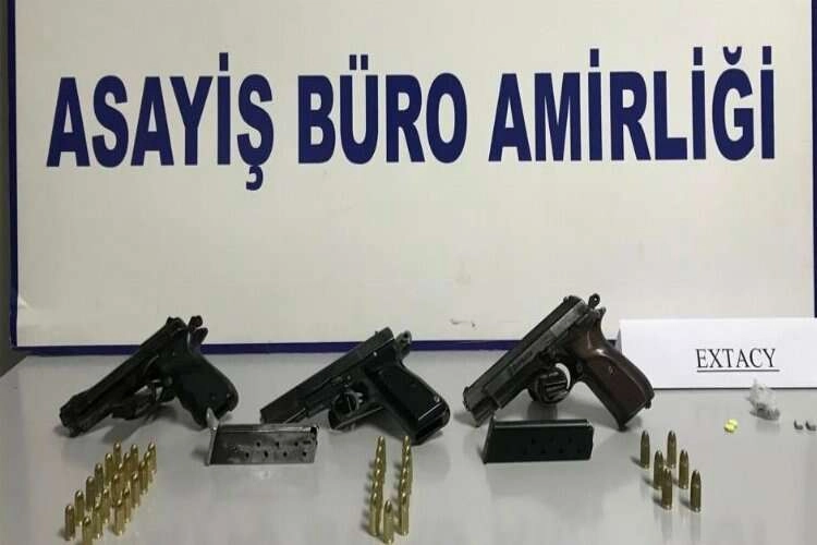 Küçük çocuğa uyuşturucu satmaya çalışırken yakalandılar haberinin görseli