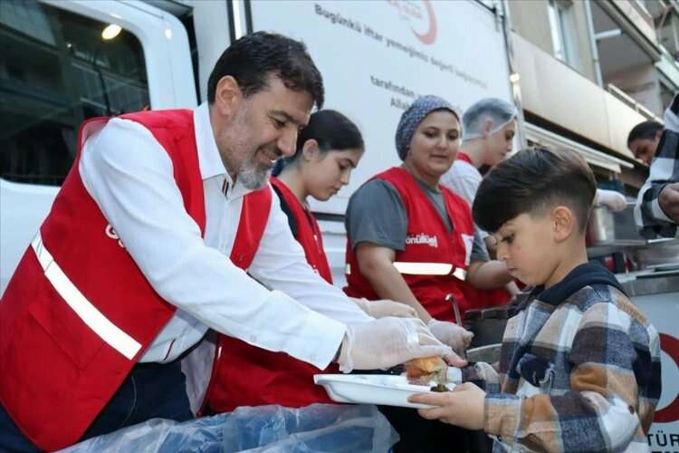 Türk Kızılay'dan Kemalpaşa'da iftar programı haberinin görseli
