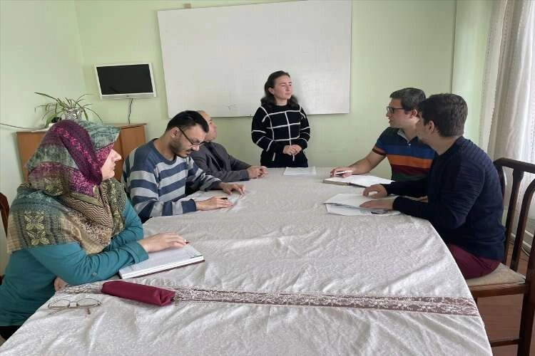 Depremzede öğretmen görme engelliler için kurs açtı haberinin görseli