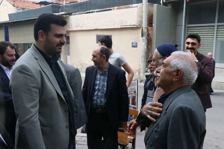 AK Parti'li Eyyüp Kadir İnan, İzmir'de esnaf ziyareti gerçekleştirdi haberinin görseli
