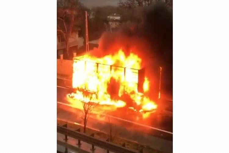 İstanbul'da tır dorsesi alev alev yandı haberinin görseli