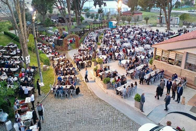 Bergama’da 2 bin kişilik iftar sofrası kuruldu haberinin görseli