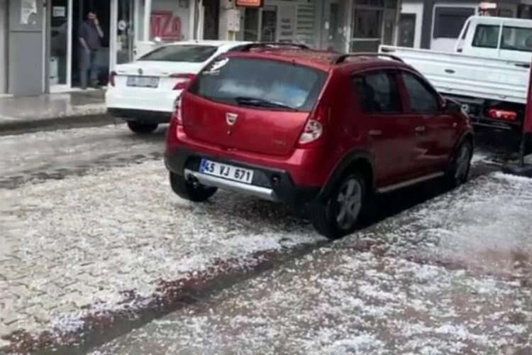 İzmir Menemen'de dolu yağışı etkili oldu haberinin görseli