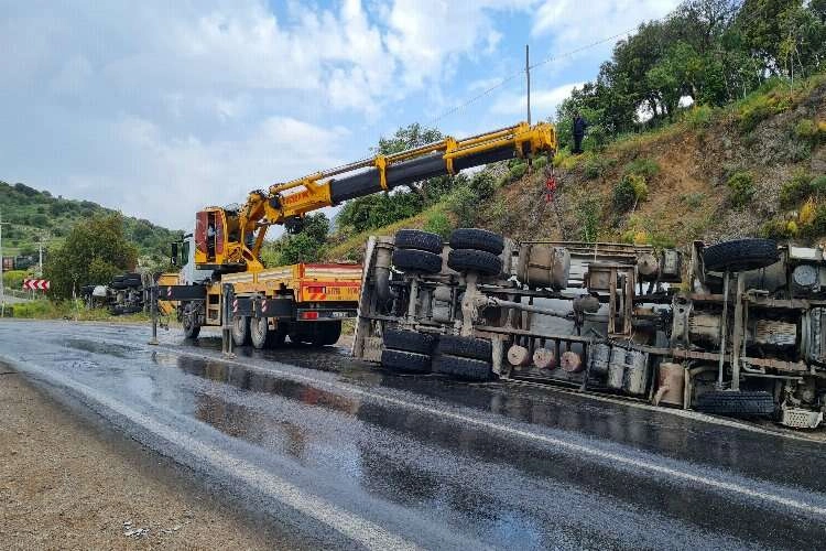 Muğla'da kamyonla vidanjör çarpıştı haberinin görseli