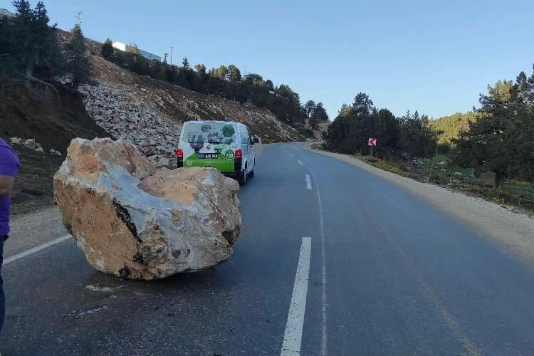 Mersin'de tonlarca ağırlığındaki kaya yola yuvarlandı haberinin görseli