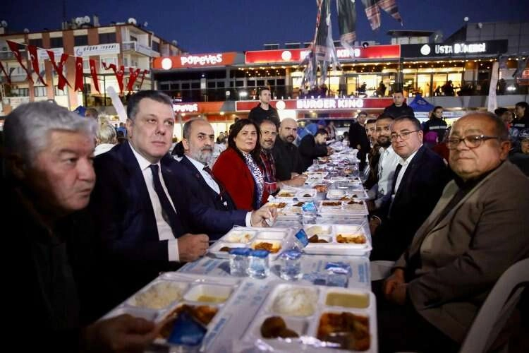 Aydınlılar, Büyükşehir'in iftar sofralarında bir araya geldi haberinin görseli