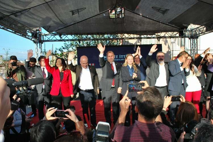 CHP İzmir Milletvekillerinden miting tadında tanıtım haberinin görseli