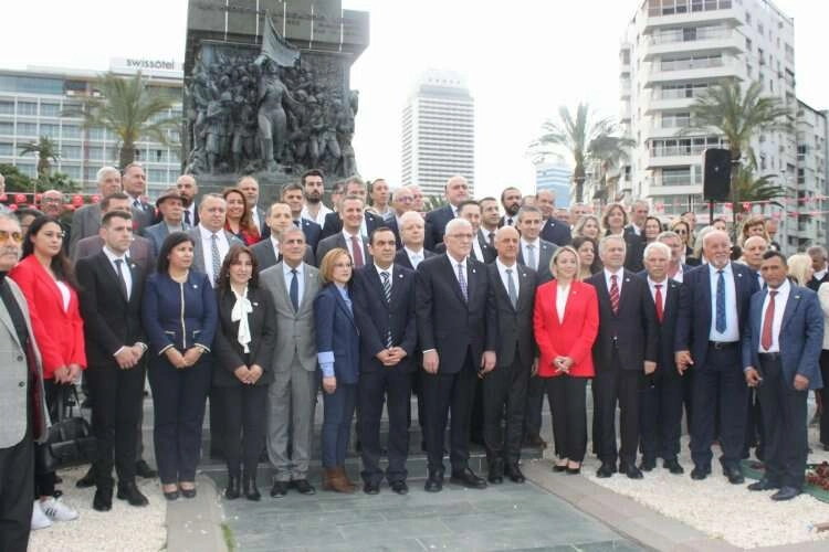 İYİ Parti İzmir’in adayları Ata’nın huzurunda haberinin görseli