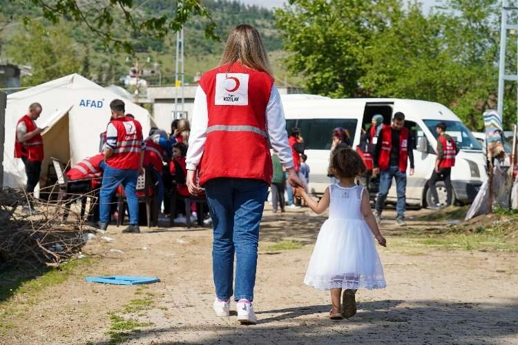 Kızılay, depremzede çocukları sevindirecek haberinin görseli