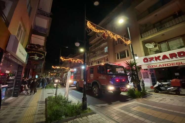 İzmir'de apartmanın çatı katında yangın çıktı haberinin görseli