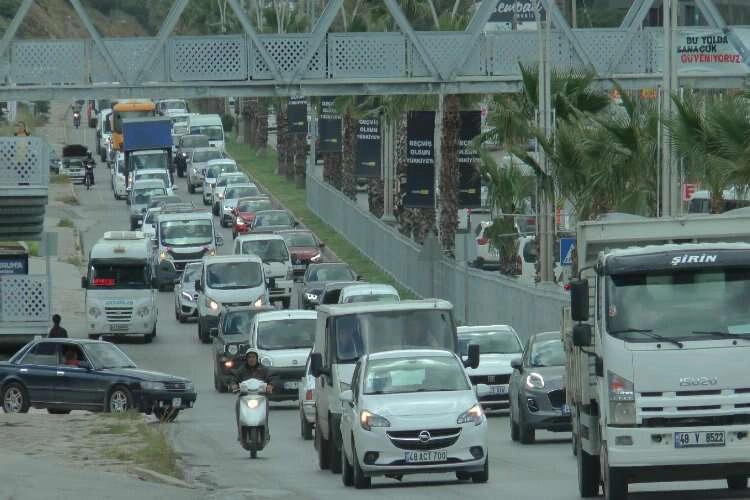 Vatandaşlar Ege sahillerine akın ediyor haberinin görseli