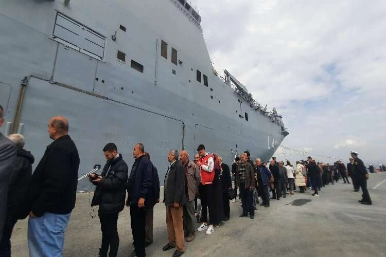 TCG Anadolu'ya vatandaşlardan büyük ilgi haberinin görseli
