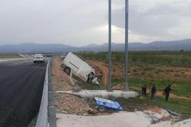 Malatya’da minibüs şarampole uçtu: Ölü ve yaralılar var haberinin görseli