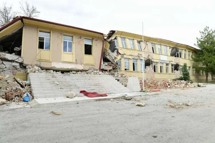 Yıkılan bina için 'Deprem Müzesi' olsun girişimi haberinin görseli