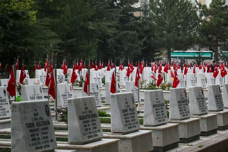 Bayram öncesi şehit aileleri soluğu şehitlikte aldı haberinin görseli