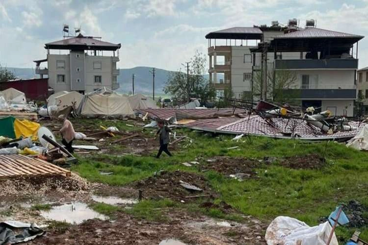 Kahramanmaraş'ta fırtına depremzedeleri vurdu haberinin görseli