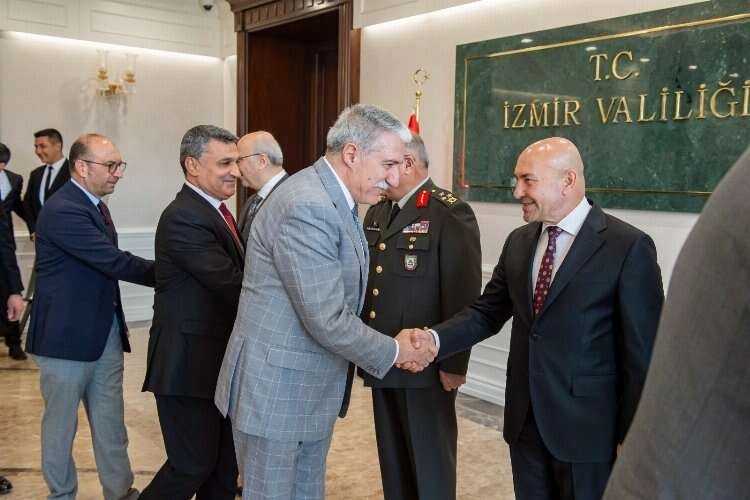 Başkan Soyer valilikteki bayramlaşma törenine katıldı haberinin görseli
