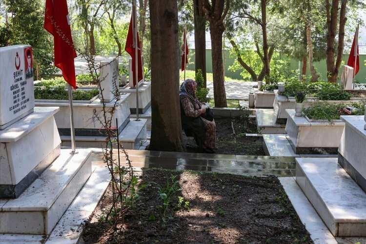 İzmir'deki şehit yakınlarından şehitlikleri ziyaret haberinin görseli