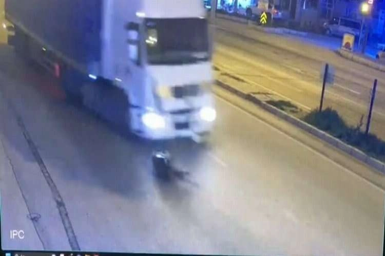 Afyonkarahisar'da dehşet... Metrelerce savruldu haberinin görseli