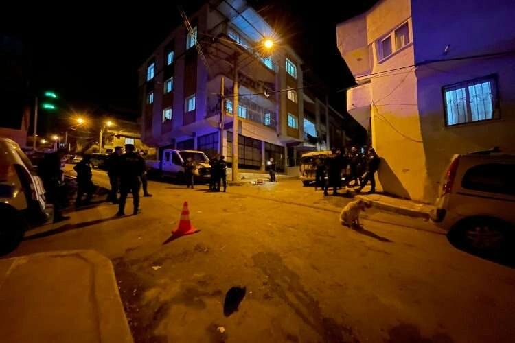 İzmir’de gece saatlerinde bıçaklı kavga haberinin görseli