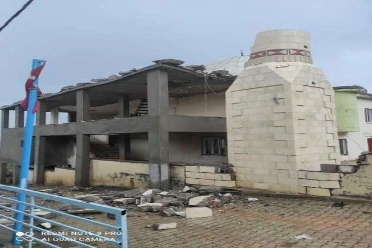 Diyarbakır'da fırtına minareleri yıktı, çatılar uçtu