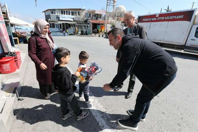 Narlıdere Belediyesi'nden küçüklere bayram sürprizi haberinin görseli