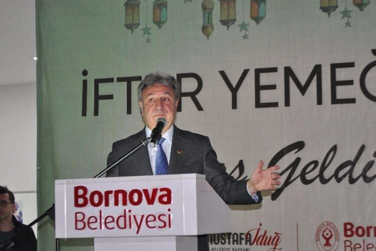 Bornova’da bin kişilik iftar sofrası kuruldu haberinin görseli