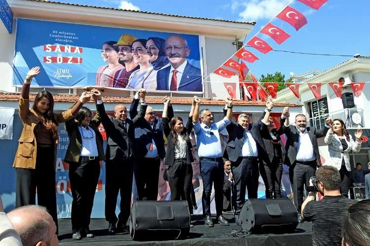 Çeşme CHP seçim büroları açıldı, İzmir Milletvekili adayları tanıtıldı haberinin görseli