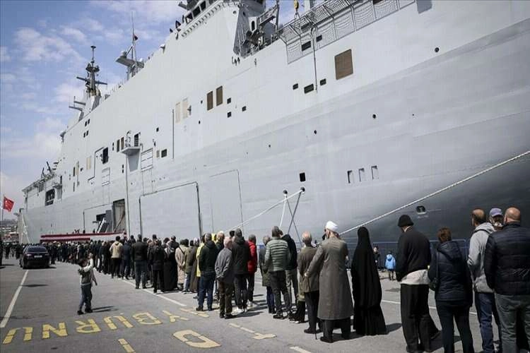 TCG Anadolu ziyaretçileriyle dolup taştı haberinin görseli