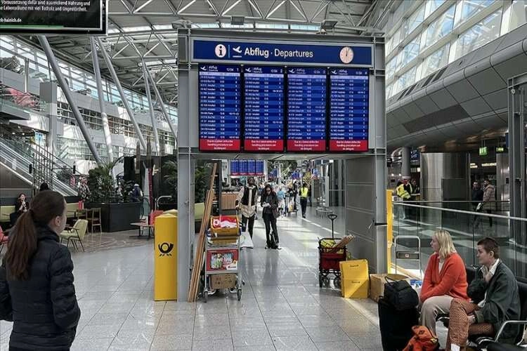 Almanya'da 48 saatlik grev havalimanını felç etti haberinin görseli