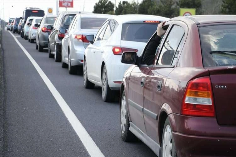 Bayram yoğunluğu yollarda kuyruklar oluşturuyor haberinin görseli