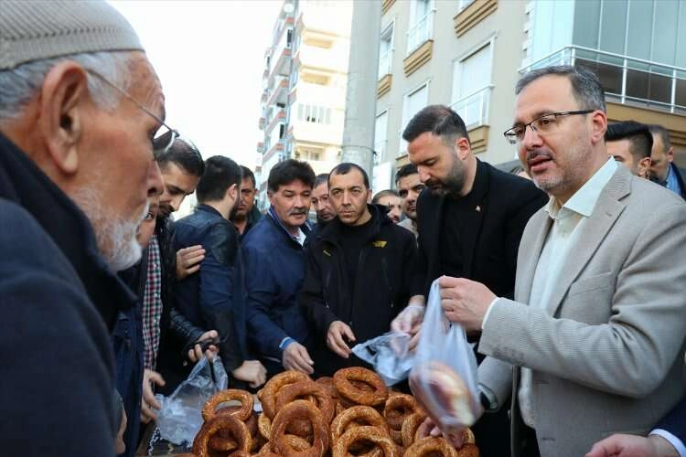 Bakan Kasapoğlu, İzmir'de vatandaşlarla bayramlaştı