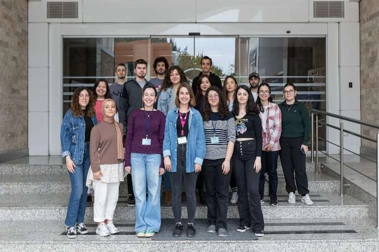 Depremzede öğrencilere yoldaş oluyorlar haberinin görseli