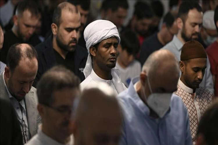 ABD'de farklı çok sayıda Müslüman, birlikte bayram namazı kıldı haberinin görseli