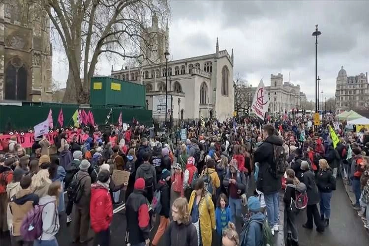 Londra'da çevre ve iklime dikkat çekildi haberinin görseli