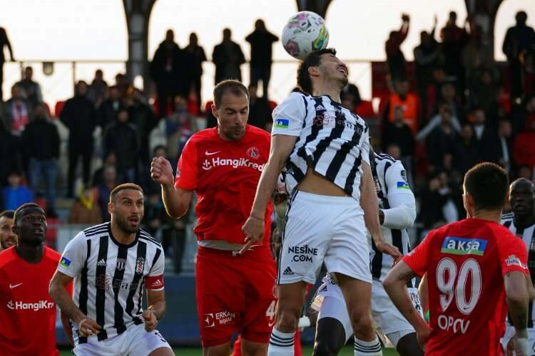 Beşiktaş 2 golle 3 puan aldı haberinin görseli