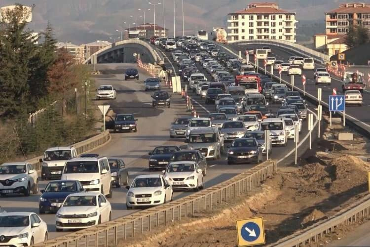 Trafik kilit: Tatilciler dönüş yoluna geçti haberinin görseli