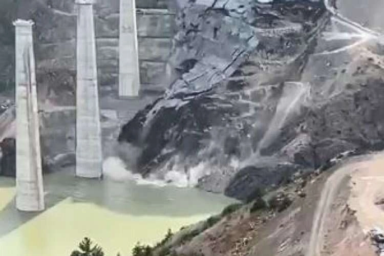Artvin’de korkutan heyelan   haberinin görseli
