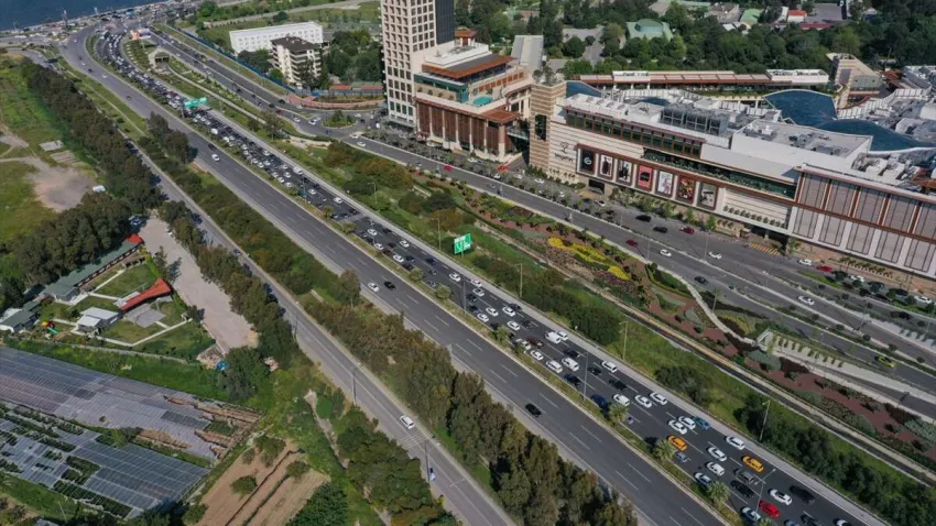 AA-20230422-30931567-30931559-IZMIRDE_BAYRAM_TRAFIGI_YOGUNLUGU