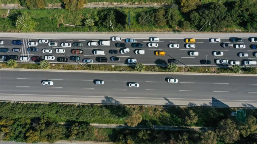 AA-20230422-30931567-30931562-IZMIRDE_BAYRAM_TRAFIGI_YOGUNLUGU