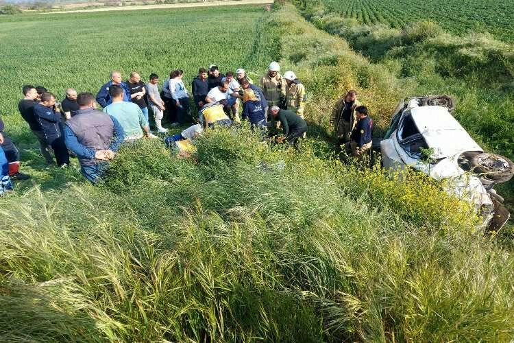 İzmir'de feci kaza: Otomobil şarampole yuvarlandı haberinin görseli