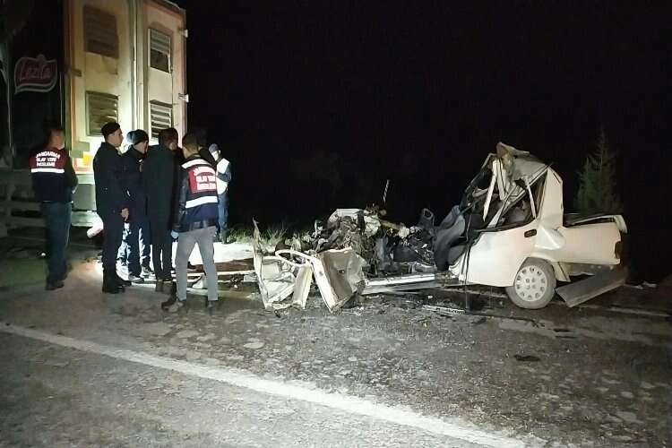 Uşak'ta kamyona çarpan otomobil hurdaya döndü