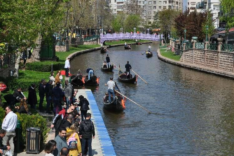 Gondol turlarında bayram yoğunluğu yaşanıyor