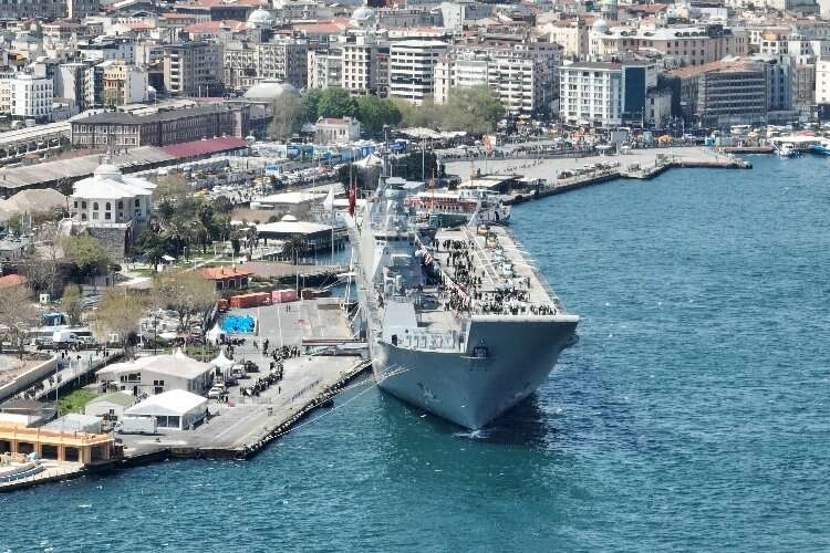 Bu gemiyi ziyaret etmek için kilometrelerce kuyruk oluştu haberinin görseli